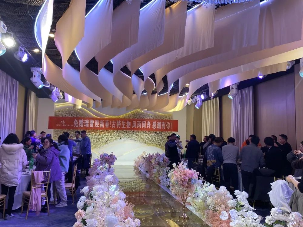 所有員工歡聚一堂，共同舉杯慶祝